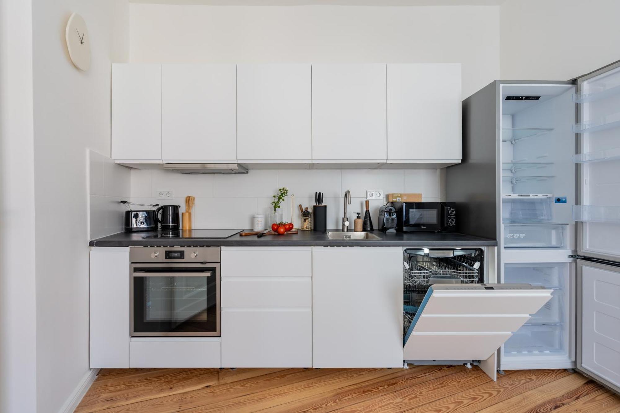 Apartment Renovated 2-bedroom - Family & Work Ready!