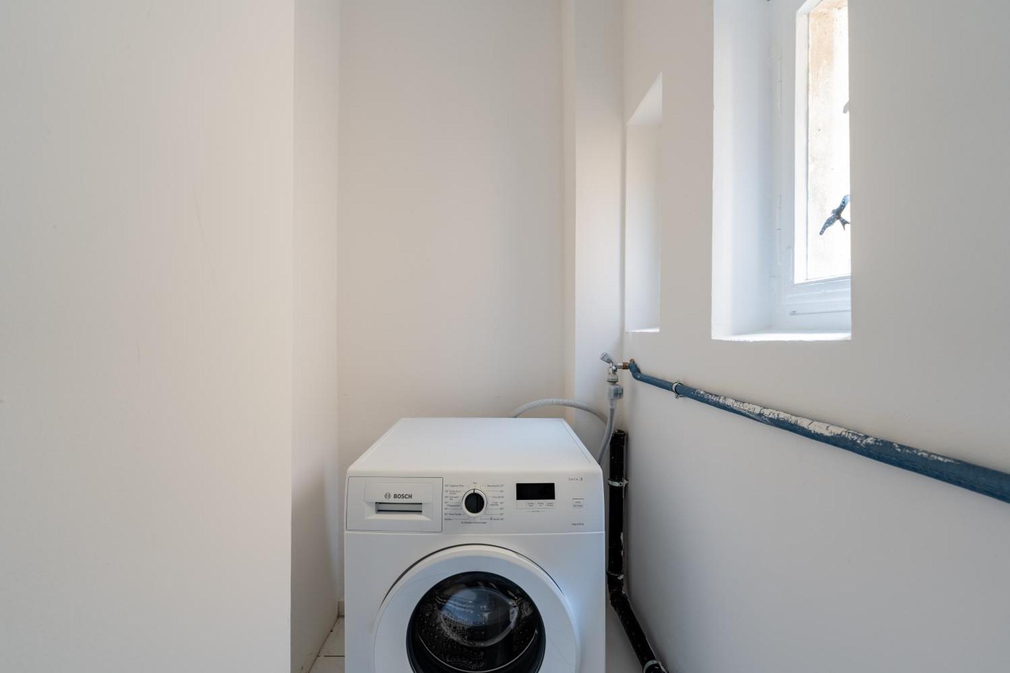 Renovated 2-bedroom - Family & Work Ready!